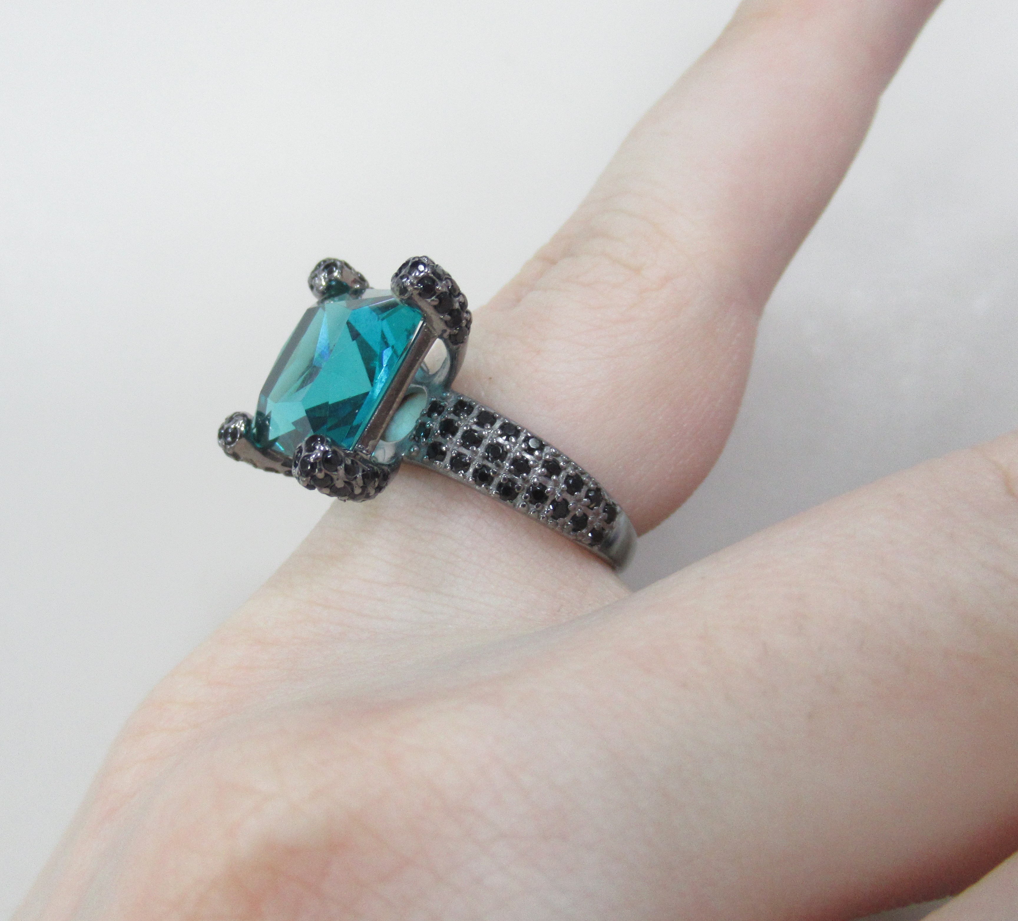 Серебряное кольцо с ювелирным стеклом и шпинелью